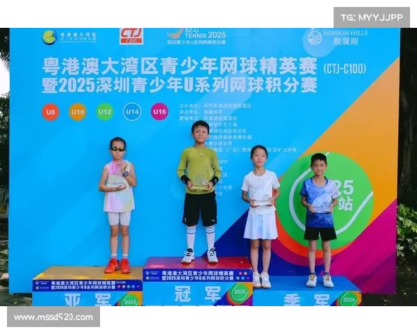 网球赛志愿者：热情服务与精彩赛事共舞